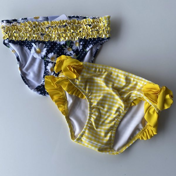 Dievčenské plavkové nohavičky s volánmi a kvetmi Mayoral žlté | Welcomebaby.sk