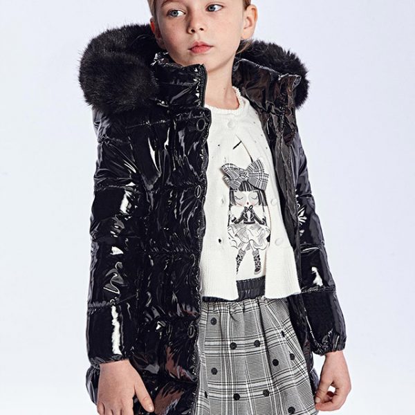Dievčenská lesklá predĺžená bunda s kožušinovou kapucňou Mayoral čierna