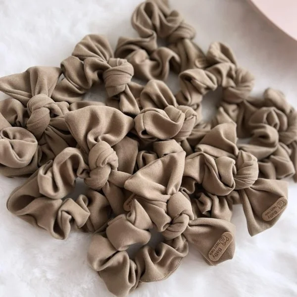 W BABY Veľká gumička s mašľou tmavá béžová Rubber band bow dark beige | Welcomebaby.sk